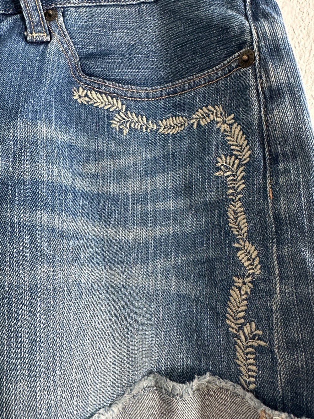 Lucky Brand Abbey Short Embroidered Denim Shorts Size 10/30 - Picture 3 of 10